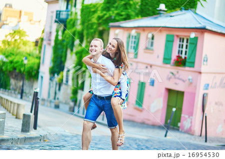 Romantic couple having a date on Montmartre 16954530