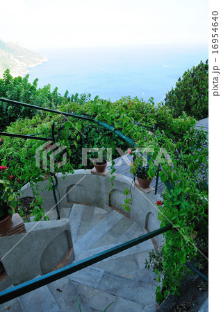 イタリア アマルフィ海岸 丘の町ラヴェッロの海を見下ろすレストランの入り口の階段 イタリア アマルフィ海岸 丘の町ラヴェッロの海を見下ろすレストランの入り口の階段 16954640