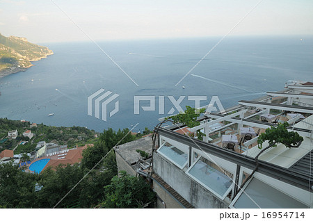 イタリア アマルフィ海岸 丘の町ラヴェッロから見下ろすマイオーリ方面を見下ろす風景ルーフレストラン 16954714