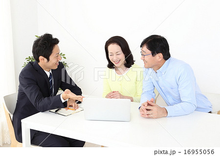 スーツの男性とミドル夫婦 スーツの男性とミドル夫婦 16955056