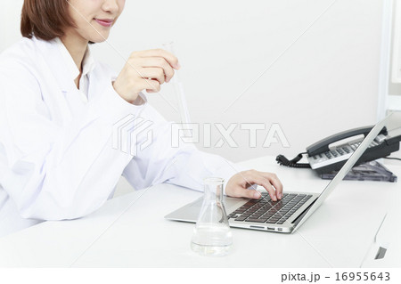 試験管を持つ女性研究者 16955643