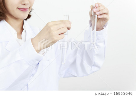試験管を持つ女性研究者 16955646
