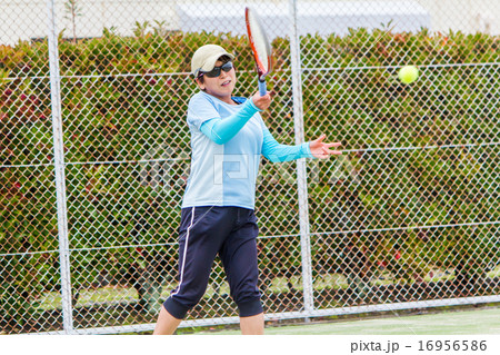 テニスをする女性 テニスをする女性 16956586