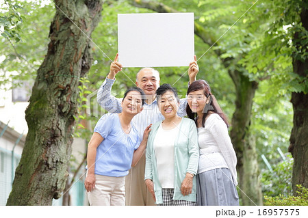 ホワイトボードを持つシニア 16957575