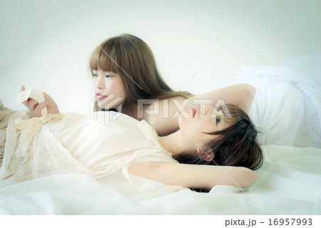 若い女性二人 16957993