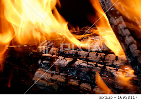 The wood burns on fire 16958117
