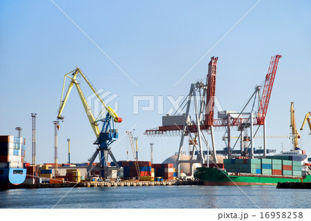 Cargo loading in port Cargo loading in port 16958258