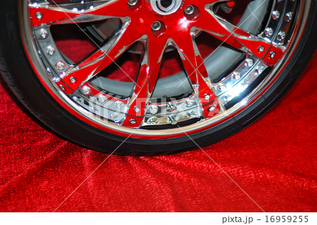 Chromeplated wheel on a red 16959255