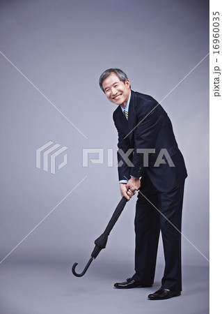シニアのビジネスマン 16960035