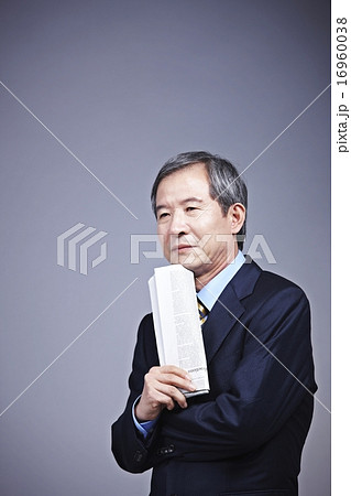 シニアのビジネスマン 16960038