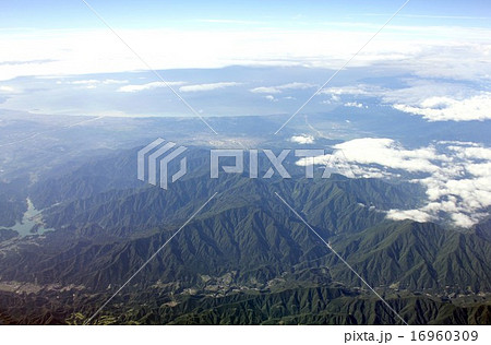 神奈川県の丹沢山系上空から遠く相模湾、伊豆半島、三浦半島を望むパノラマの空撮 16960309