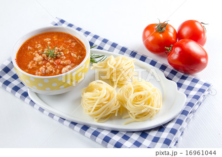 Spaghetti with tomato sauce 16961044