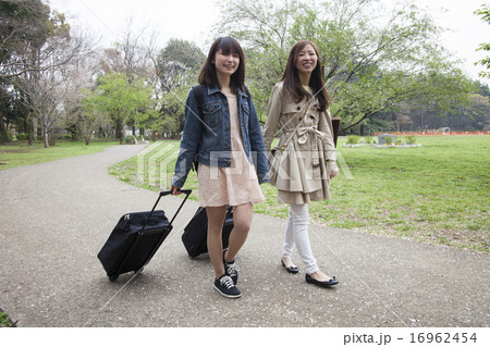 女性　旅行 16962454