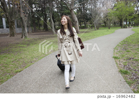 女性　旅行 16962482
