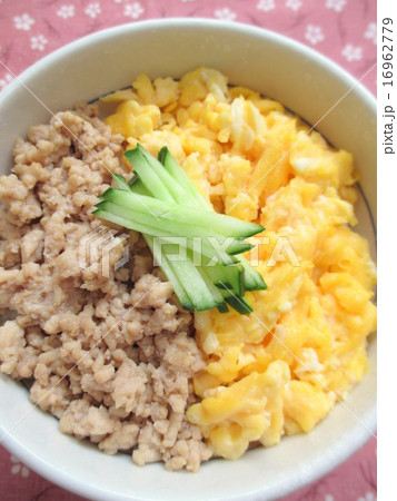 自家製の二色丼　三色丼 16962779