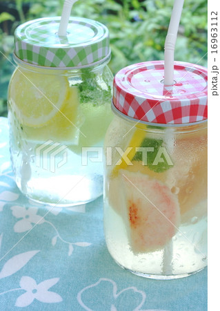 ピーチソーダとメロンソーダ 16963112