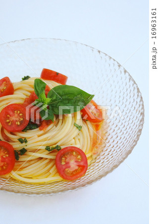 トマトとバジルの冷製パスタ 16963161