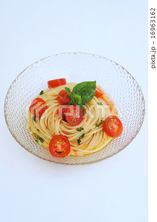 トマトとバジルの冷製パスタ 16963162
