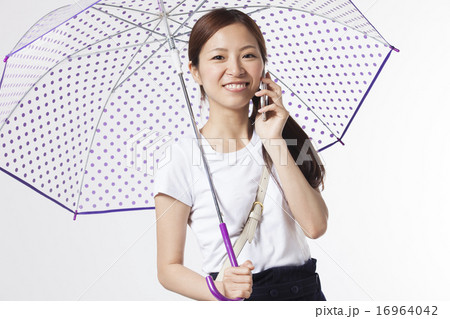 女性　梅雨　日焼け 16964042