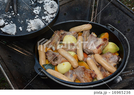 ダッチオーブンで肉料理の写真素材