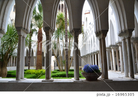 アマルフィのドゥオーモに付属するアラブ風のアーチが連なる天国の回廊、上流市民の墓 アマルフィのドゥオーモに付属するアラブ風のアーチが連なる天国の回廊、上流市民の墓 16965305