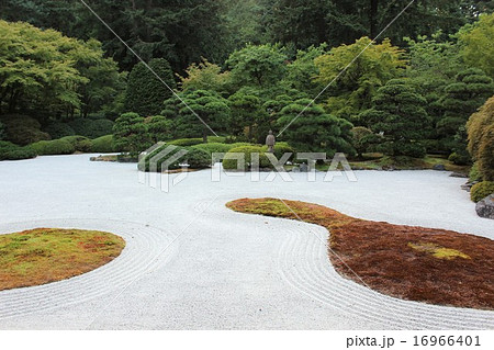 アメリカ ポートランド オレゴン州 の日本庭園の石庭の写真素材