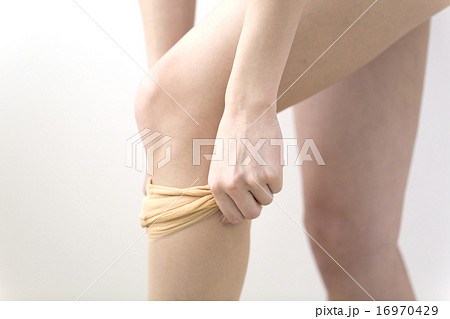 パンティストッキングを履く女性 足 ボディパーツの写真素材