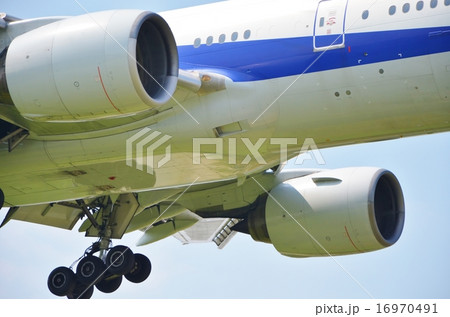 着陸前の飛行機 16970491