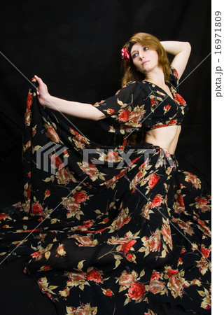 Dancing woman 16971809