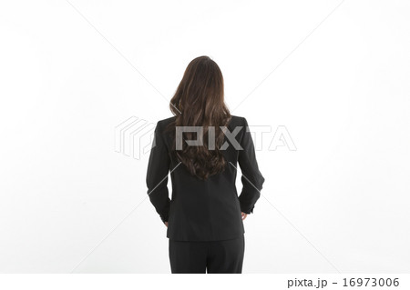 若い女性 後姿 ビジネスウーマン パンツスーツ 白バックの写真素材