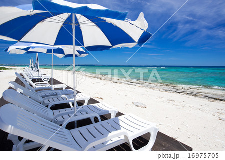 沖縄のビーチ・ナガンヌ島 16975705