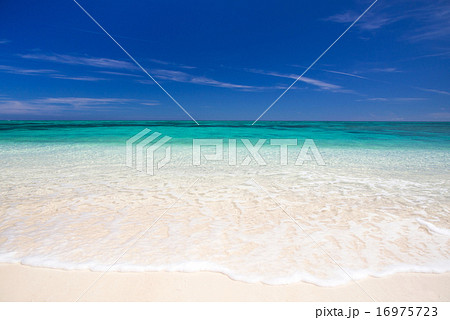 沖縄のビーチ・ナガンヌ島 16975723
