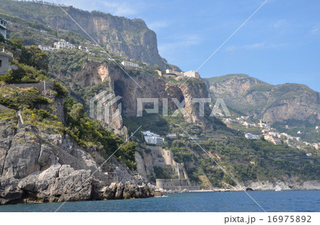 ソレント半島の急峻な断崖にへばり付いて建つ高級ホテルやセレブのヴィラ 16975892