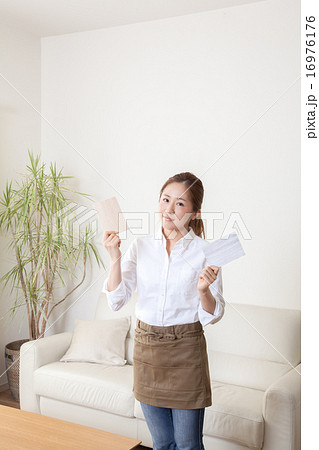 室内インテリアの材料を紹介する女性専任コーディネーター 16976176