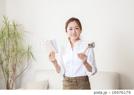 室内インテリアの材料を紹介する女性専任コーディネーター 16976179