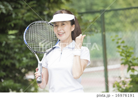 テニスをする50代の女性 テニスをする50代の女性 16976191