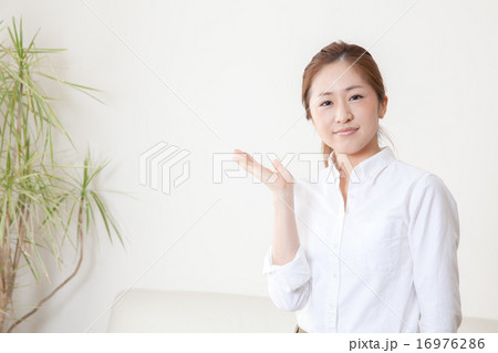 リビングでエプロン姿の女性 16976286