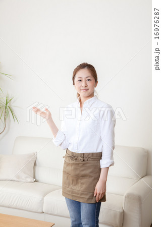 リビングでエプロン姿の女性 16976287