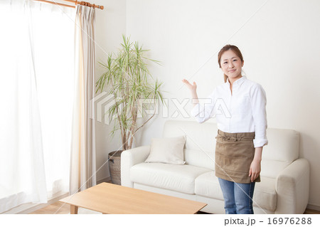 リビングでエプロン姿の女性 16976288