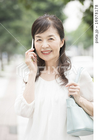 スマホを持つ50代の女性 スマホを持つ50代の女性 16978178