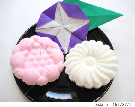 お供え物の落雁と折り紙のアサガオ 16978770
