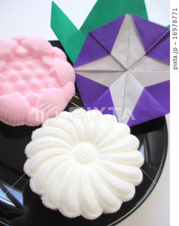 お供え物の落雁と折り紙のアサガオ 16978771