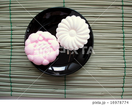 真菰とお供え物の落雁 16978774