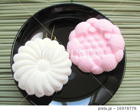 真菰とお供え物の落雁 16978776