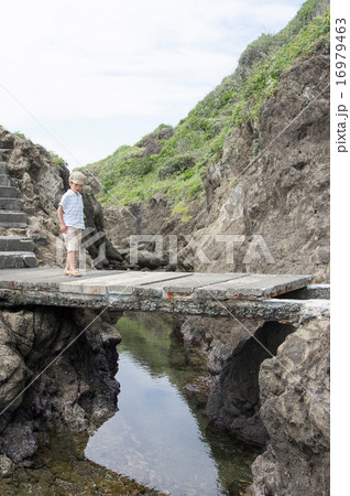 石橋を渡る子供（三浦半島、長浜海岸） 16979463