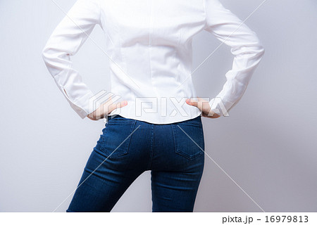 ジーンズ　後ろ姿 16979813