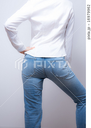 ジーンズ　後ろ姿 16979962