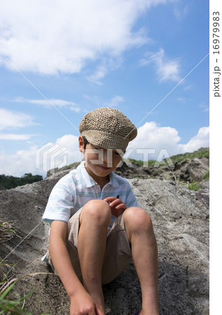 岩場に座る子供（三浦半島、長浜海岸） 16979983
