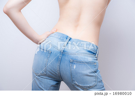 ジーンズ　後ろ姿 16980010
