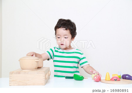 おままごとをする幼児 16980891